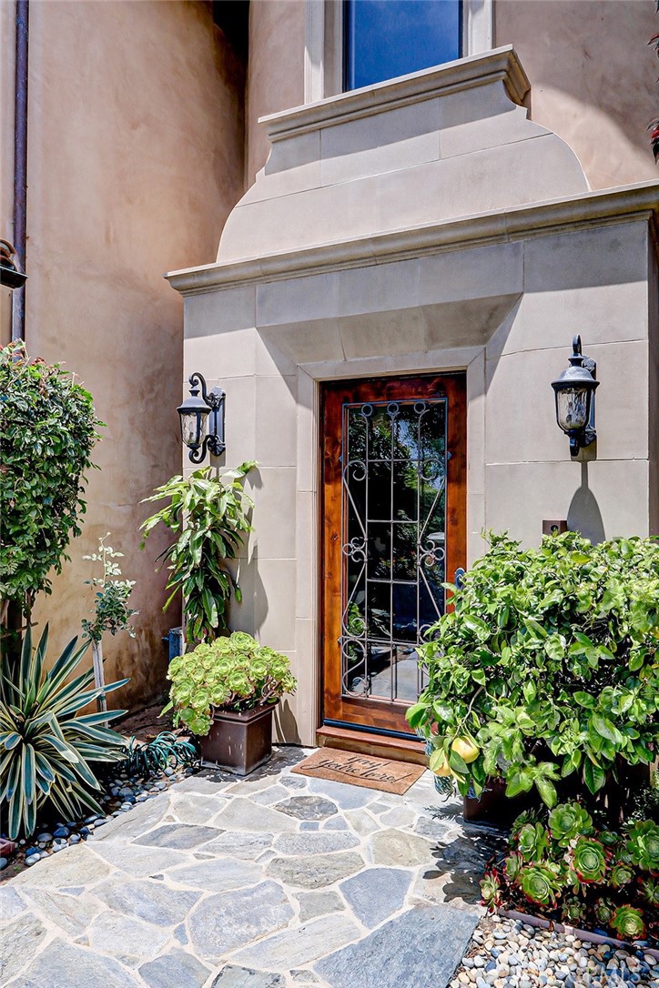 853 6th Street Manhattan Beach, CA 90266 - Photo 7 of 60 a front view of a house with garden