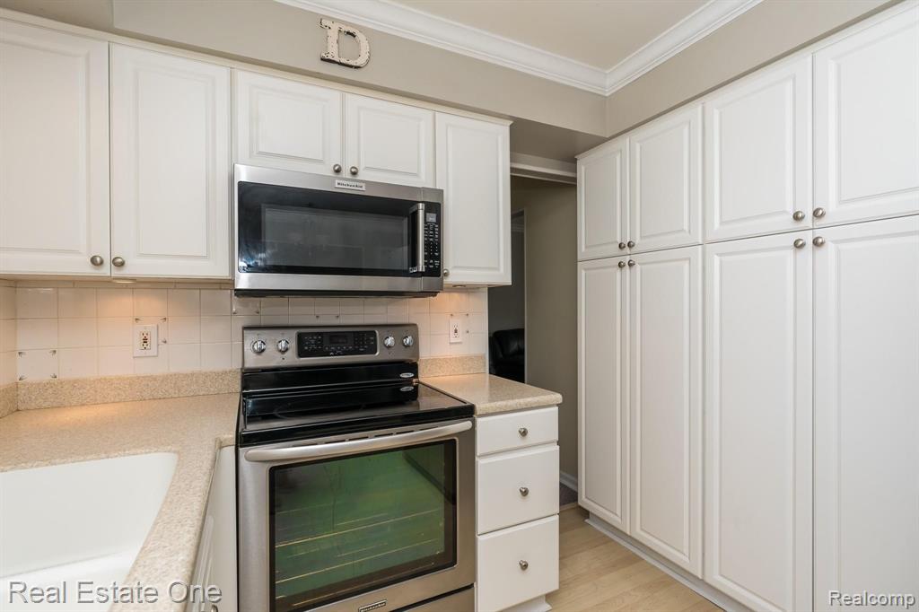 523 Whitney Drive Rochester Hills, MI 48307 - Photo 11 of 34