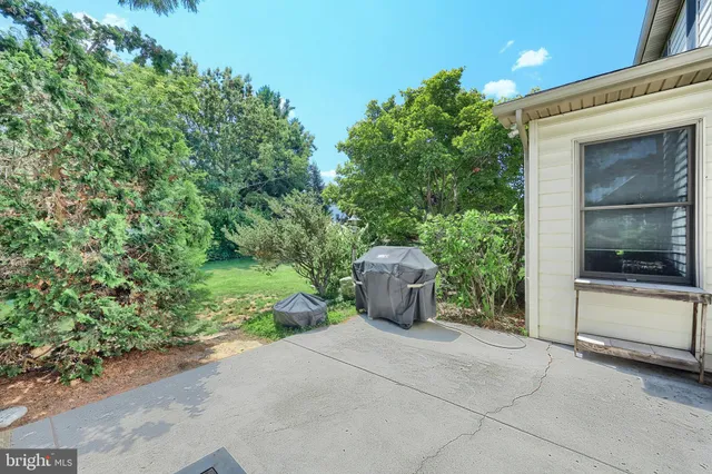 a house view with a outdoor space