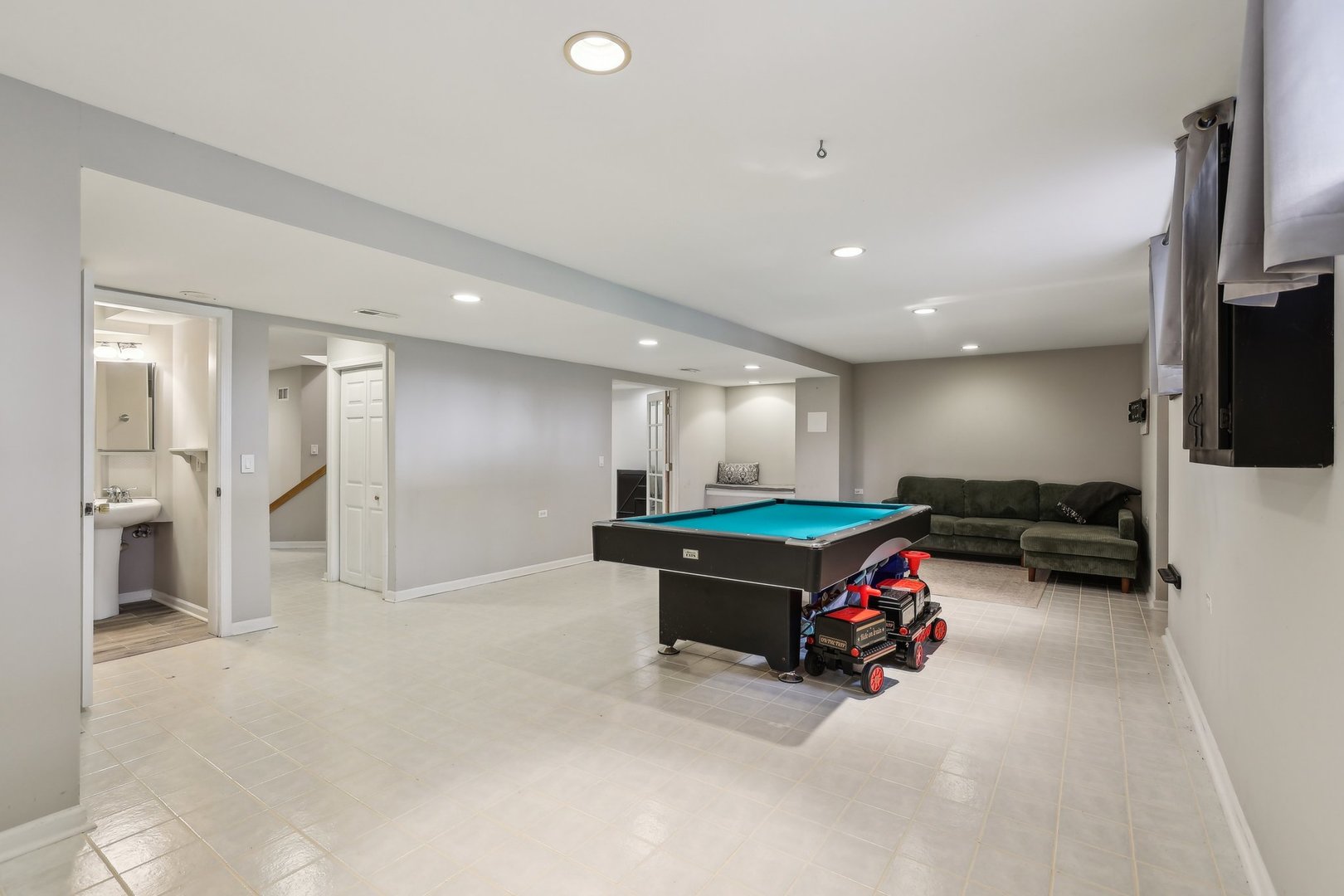 40783 Gridley Drive Antioch, IL 60002 - Photo 28 of 44 a room with furniture and a flat screen tv