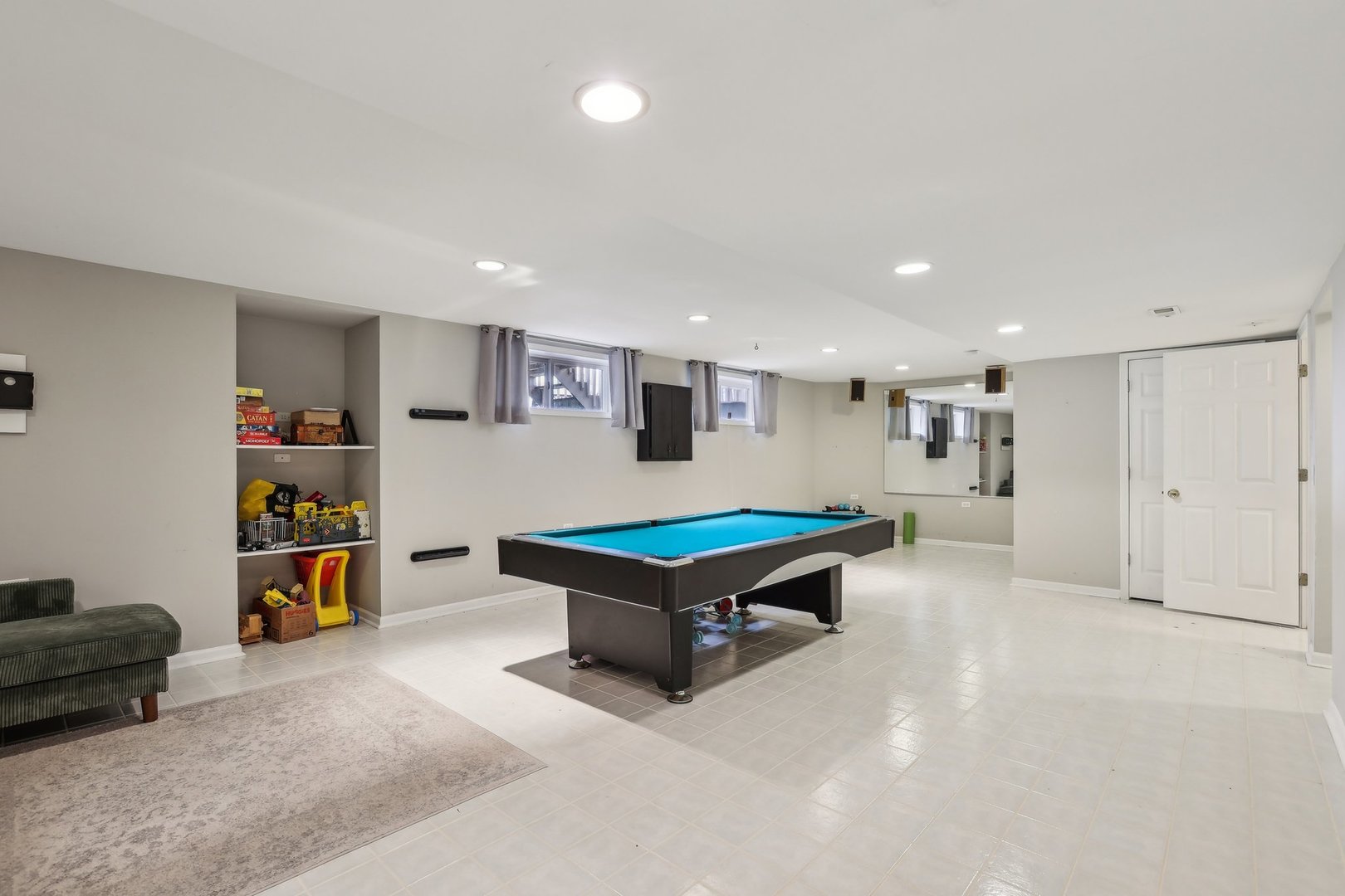 40783 Gridley Drive Antioch, IL 60002 - Photo 29 of 44 a room with furniture and a table