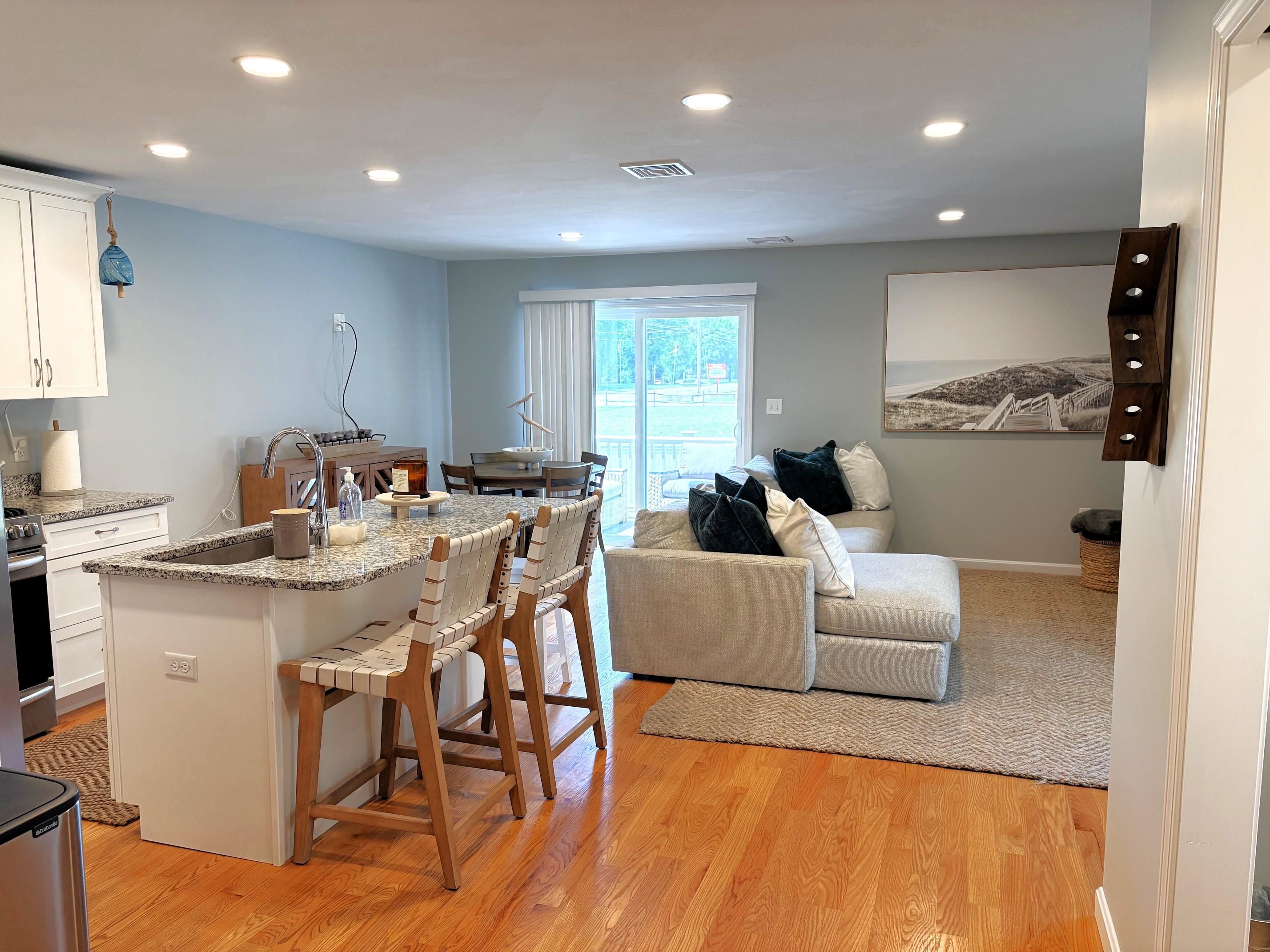 8 Cranberry Way Manchester, NH 03109 - Photo 2 of 23