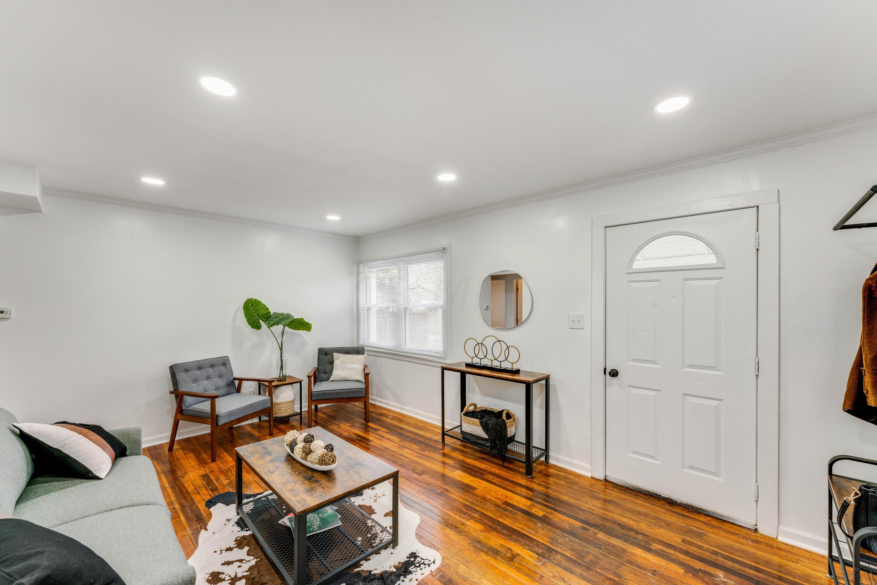 2385 Delbert Road Columbus, OH 43211 - Photo 3 of 27 10-dsc05644-dsc05646