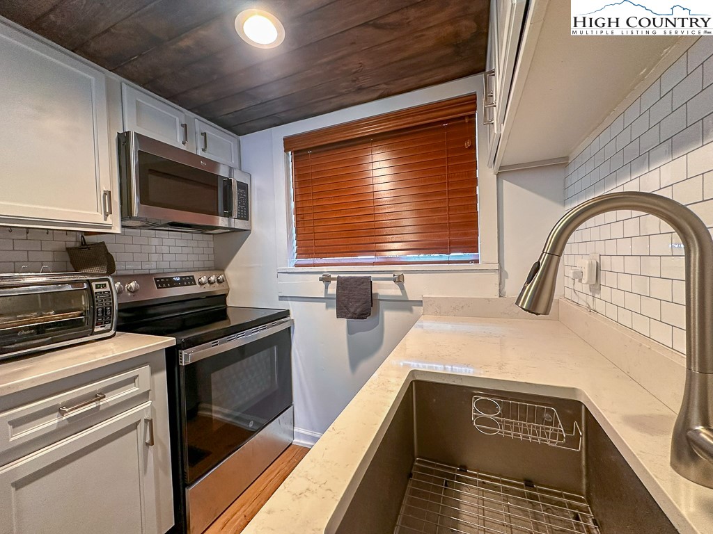 220 Northridge Road, Unit 25 Beech Mountain, NC 28604 - Photo 15 of 47 a kitchen with a stove and a microwave