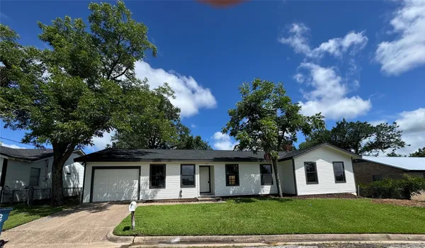 $1,995 | 411 North Baron Street, Bellville, TX 77418