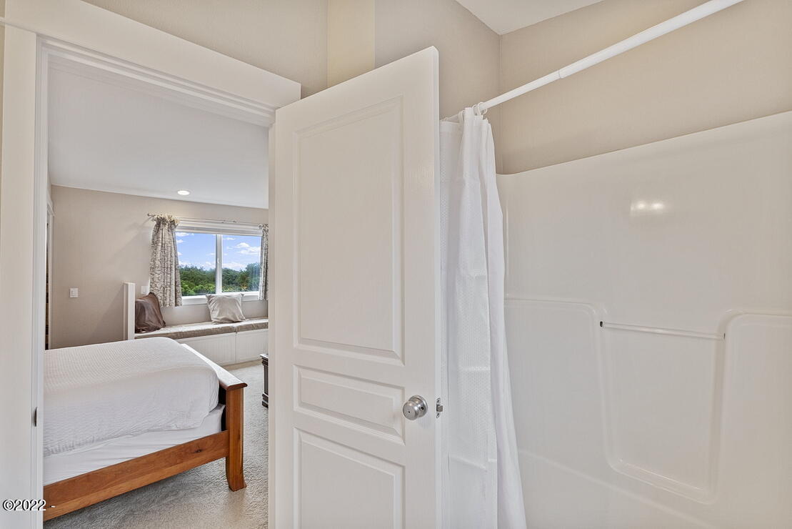 2140 Overleaf Loop Yachats, OR 97498 - Photo 26 of 29 Bathroom 1