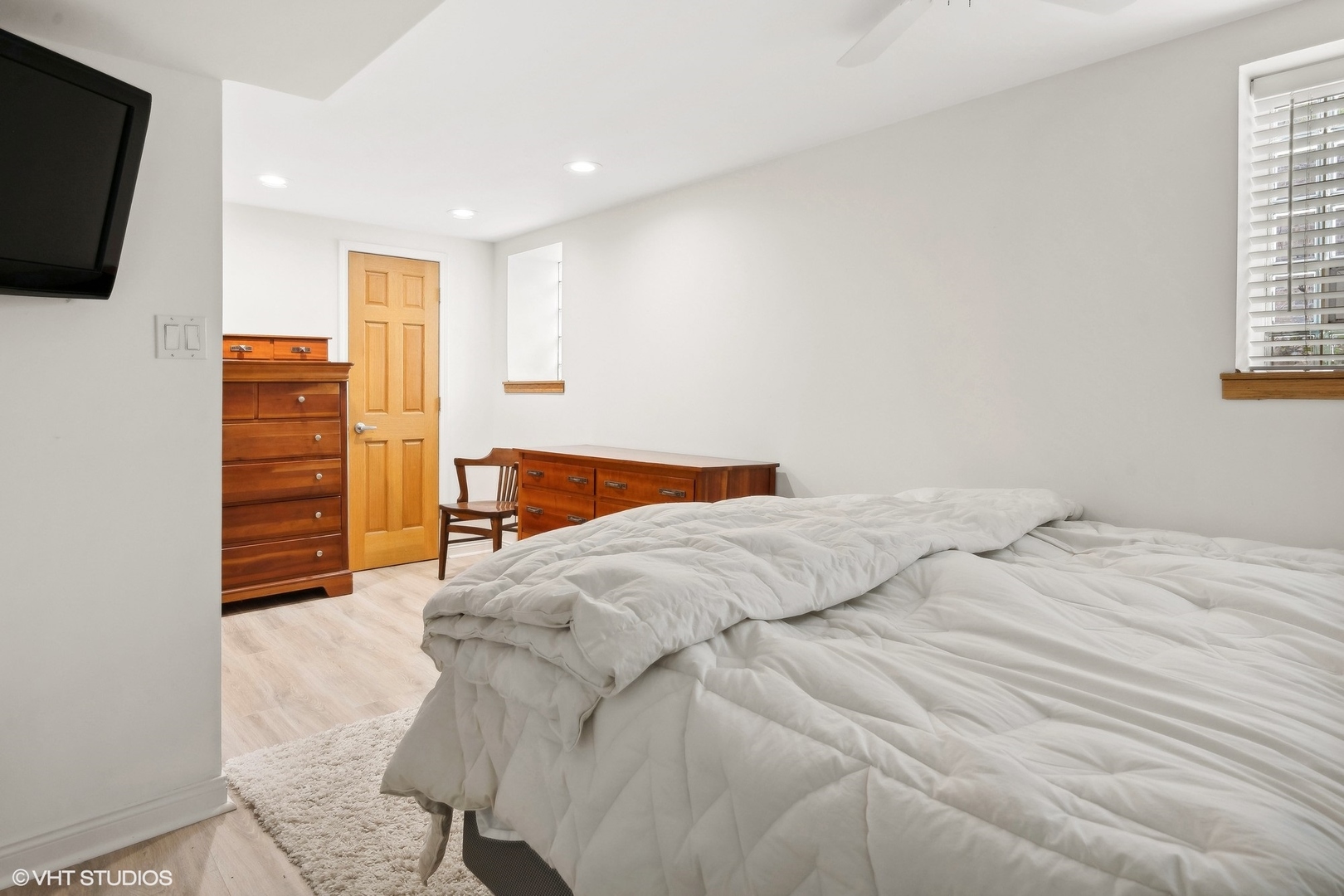 1920 West Addison Street Chicago, IL 60613 - Photo 13 of 34 a bedroom with a bed and flat screen tv