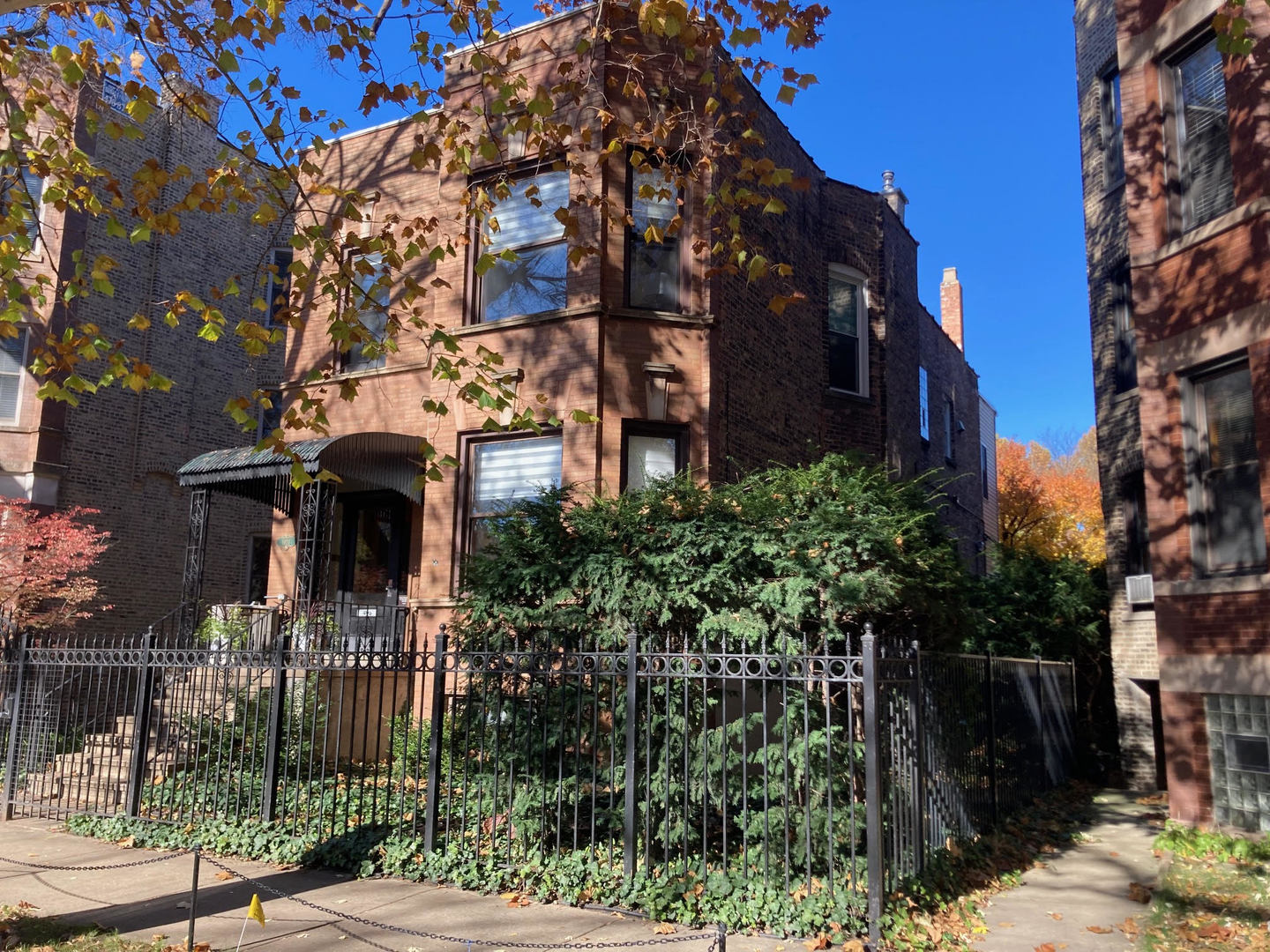 1920 West Addison Street Chicago, IL 60613 - Photo 2 of 34 front view of a house
