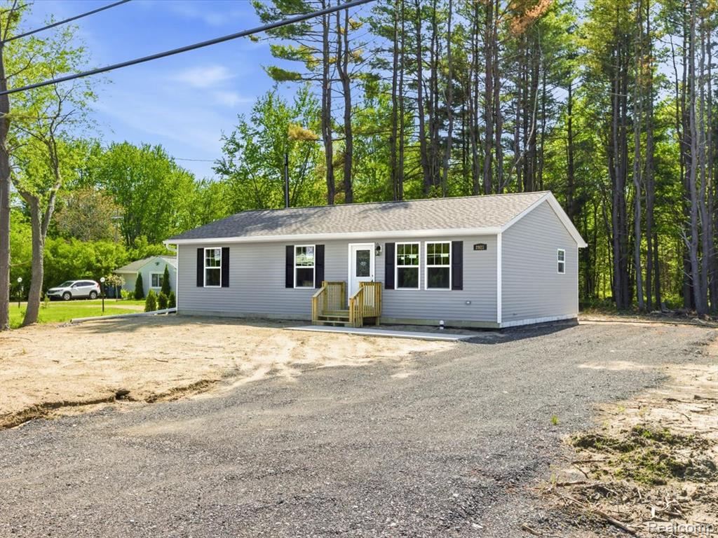 2921 Beach Road Port Huron, MI 48060 - Photo 2 of 29