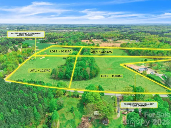 a view of a big room with a big yard