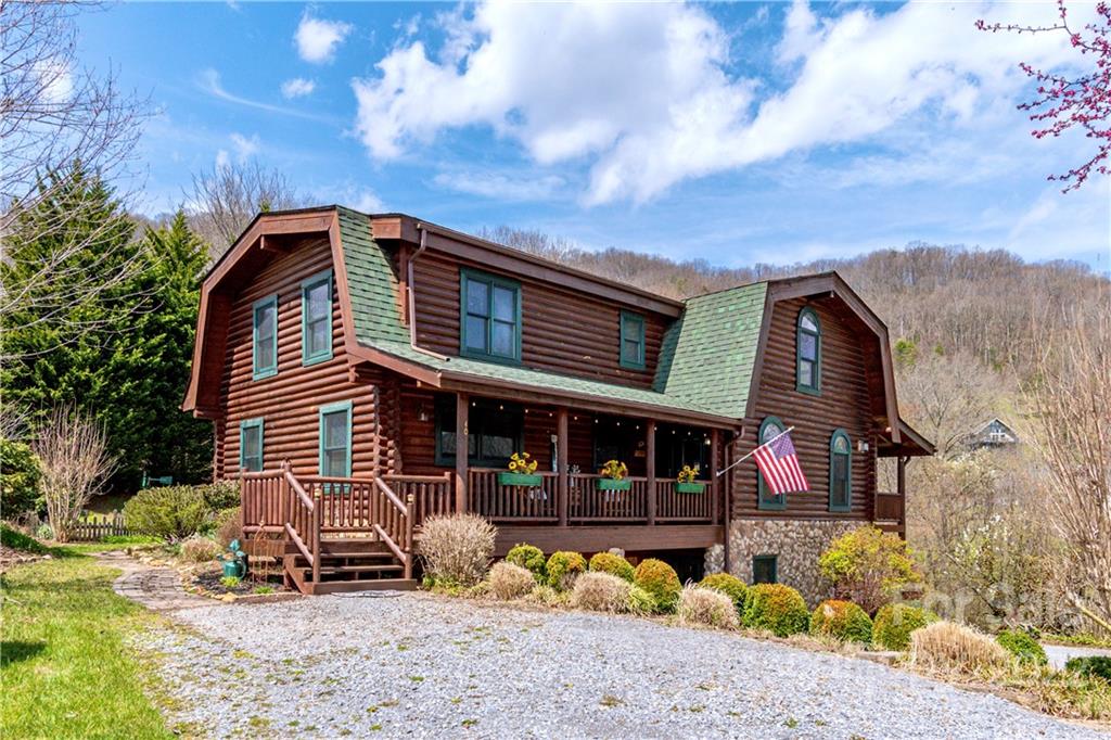 40 Yarrow Road Waynesville, NC 28785 - Photo 3 of 25 a front view of a house with garden