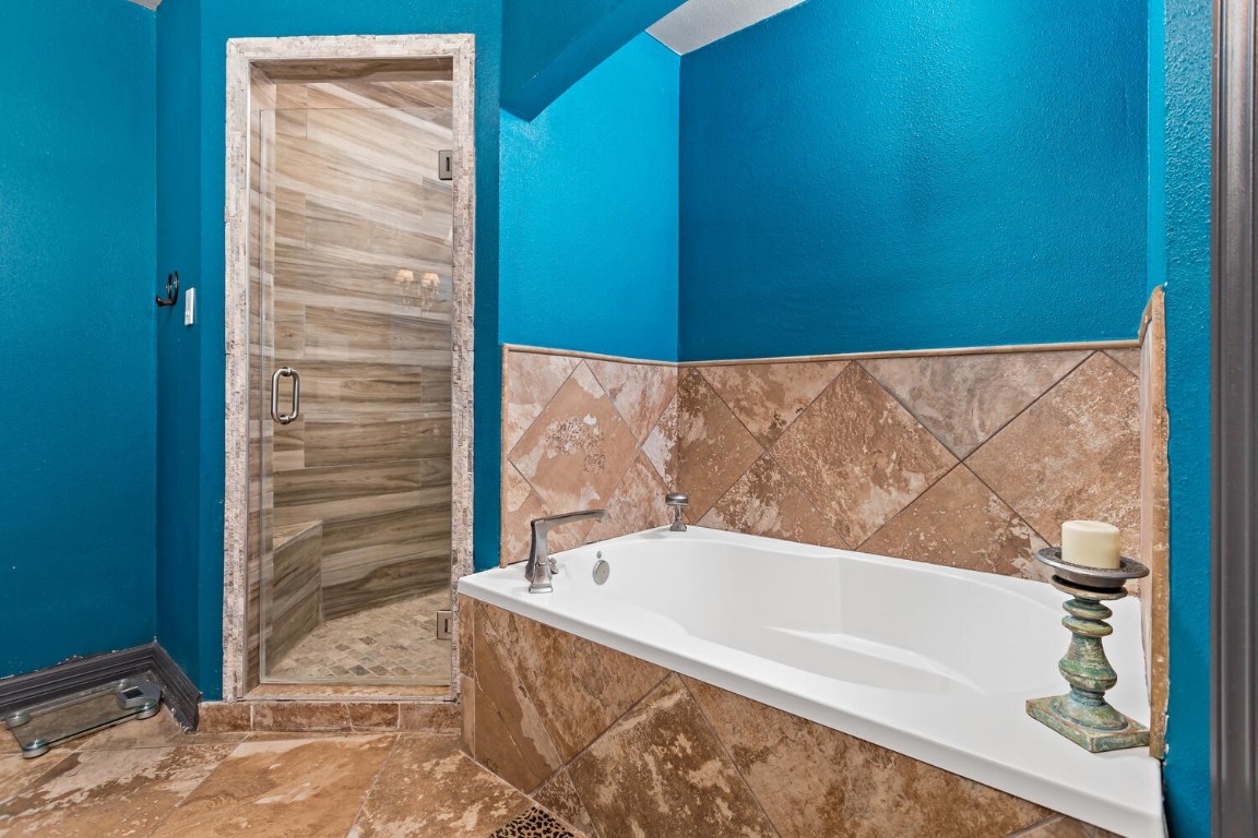 909 Turner Road Beaumont, TX 77713 - Photo 20 of 43 a bathroom with a bathtub