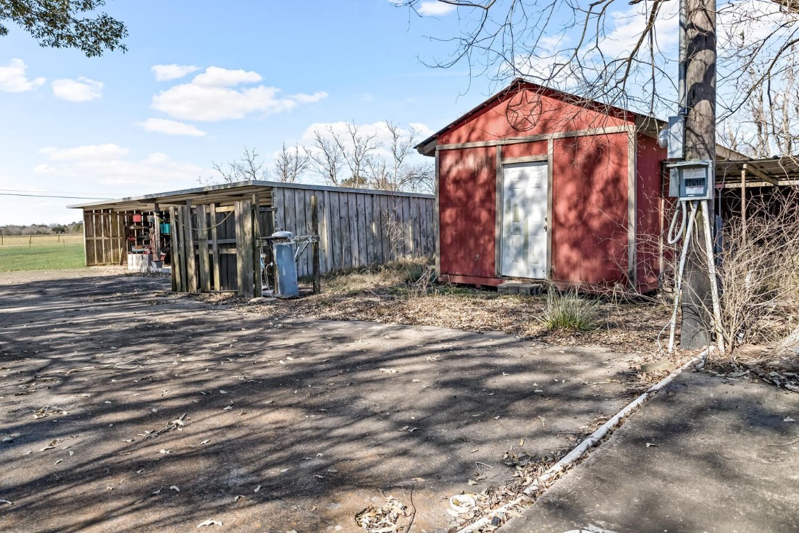 909 Turner Road Beaumont, TX 77713 - Photo 31 of 43 a view of a backyard of the house