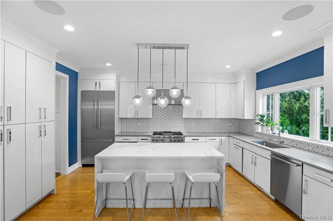 113 Brown Road Scarsdale, NY 10583 - Photo 4 of 27 a kitchen with a table and chairs