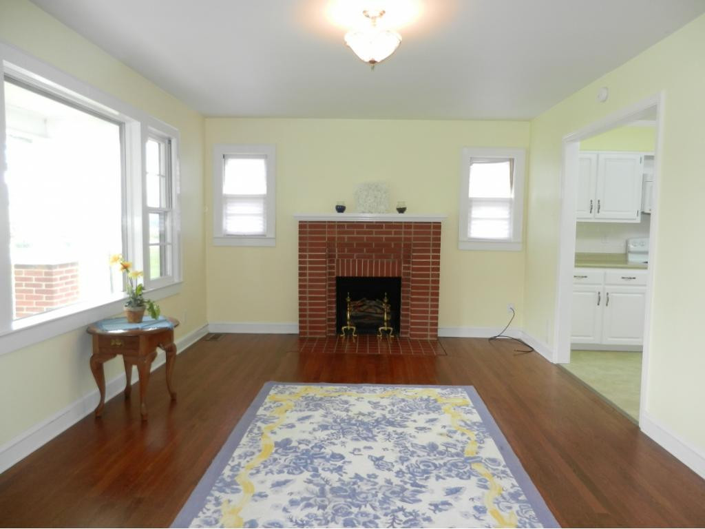 1057 Smalling Road Johnson City, TN 37601 - Photo 5 of 36 Living Room w Fireplace