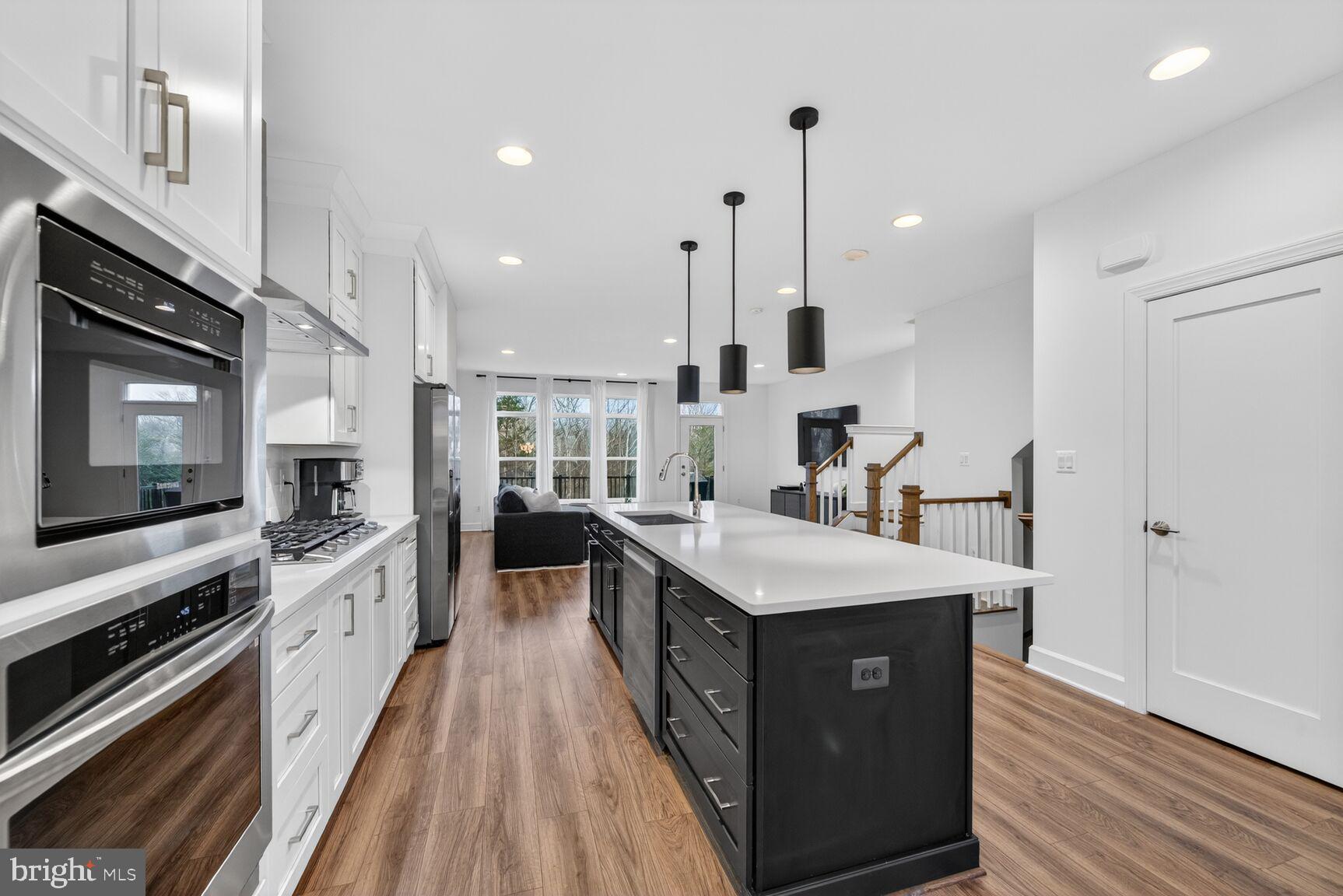 5241 Ridgeview Retreat Drive Chantilly, VA 20151 - Photo 6 of 32