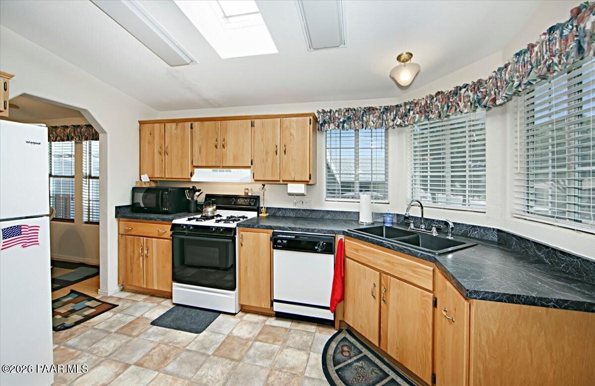 12110 East Obsidian Loop Road Dewey, AZ 86327 - Photo 5 of 18 06-Kitchen