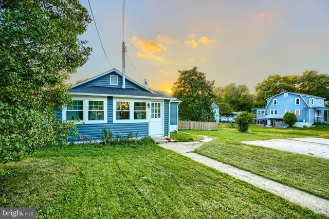 a view of an house with backyard space and garden
