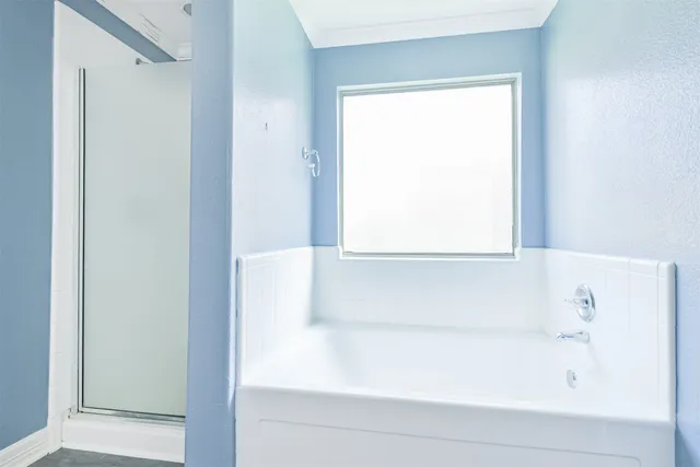 a view of an house with backyard and garden