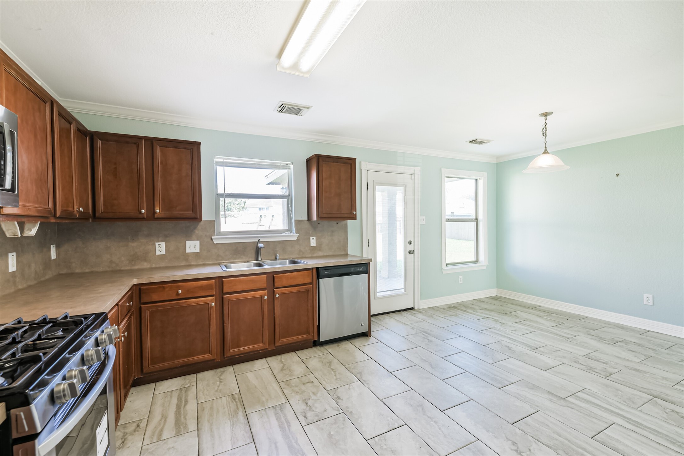 9207 Cribbage Court Houston, TX 77083 - Photo 24 of 47 Kitchen and breakfast area combo