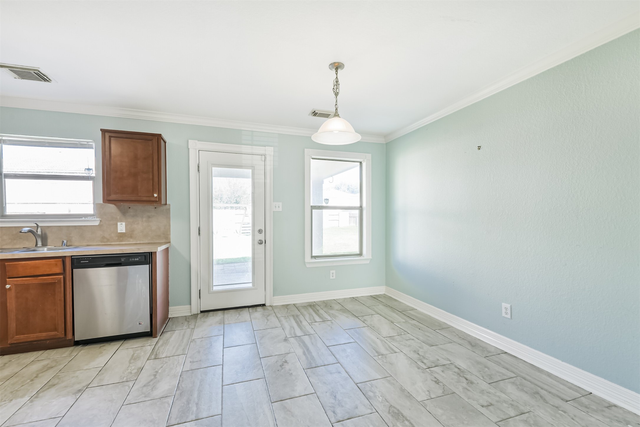 9207 Cribbage Court Houston, TX 77083 - Photo 26 of 47 Kitchen and breakfast area