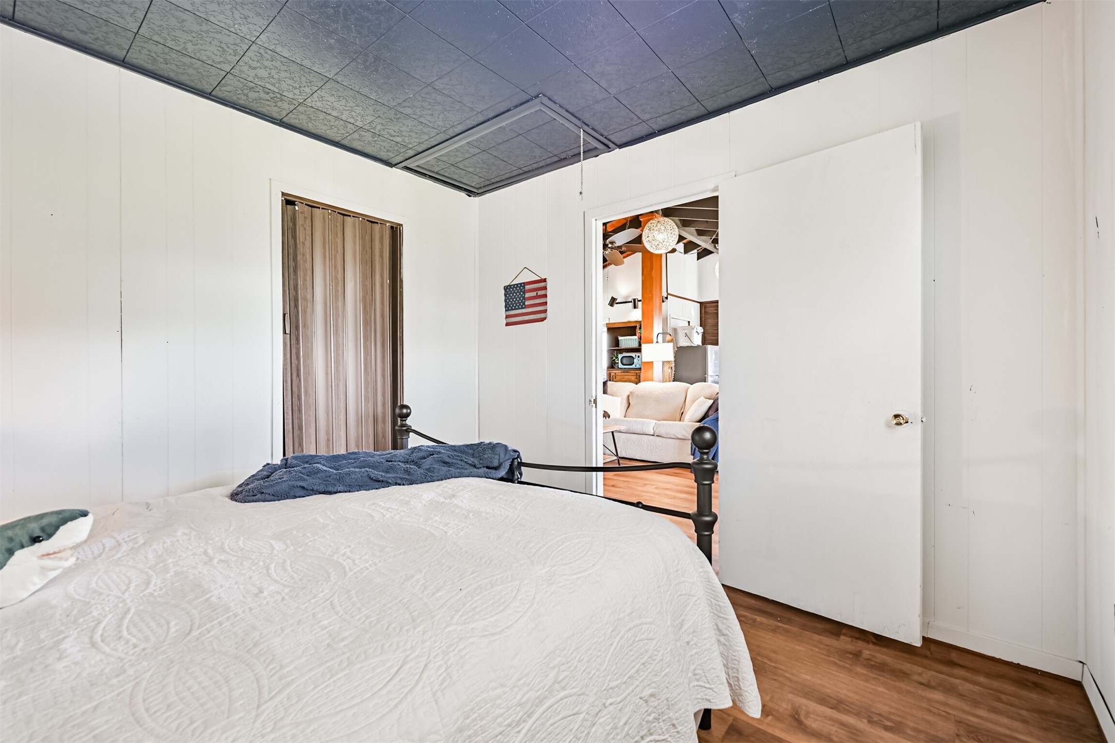 16519 Captain Kidd Road Jamaica Beach, TX 77554 - Photo 19 of 32 a bedroom with a bed and a window