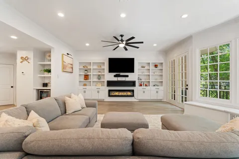 $915,000 | 201 Vanderpool Lane, Unit 137, Houston, TX 77024
