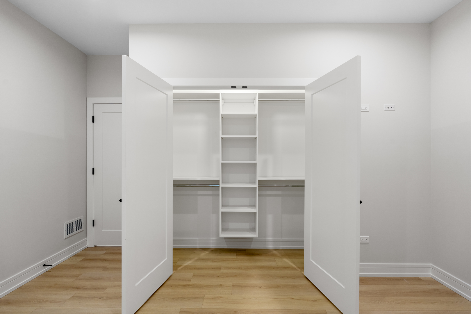 5008 South Prairie Avenue Chicago, IL 60615 - Photo 15 of 26 a view of an empty room