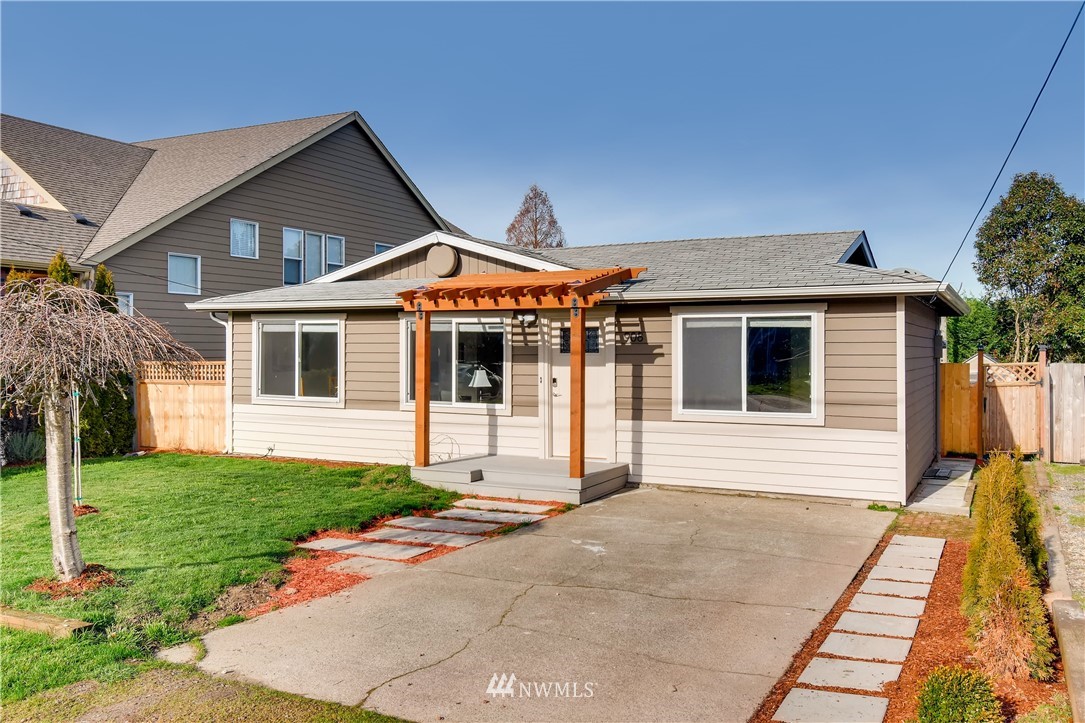 908 North 33rd Street Renton, WA 98056 - Photo 1 of 22 a front view of a house with a yard