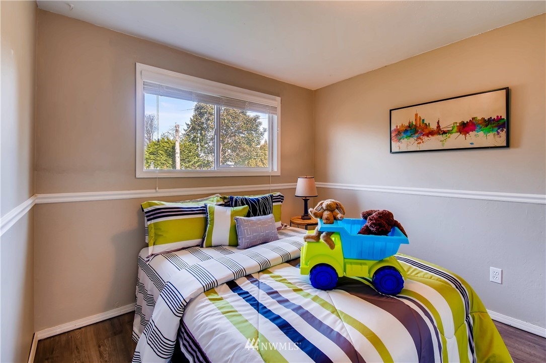 908 North 33rd Street Renton, WA 98056 - Photo 17 of 22 a bedroom with a bed and a window