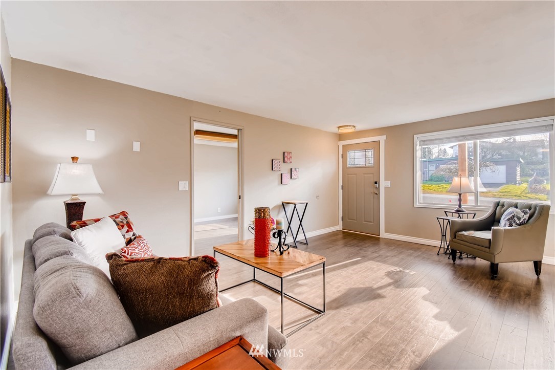 908 North 33rd Street Renton, WA 98056 - Photo 5 of 22 a living room with furniture and a window
