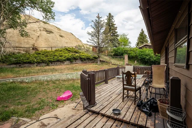 a view of a house with backyard