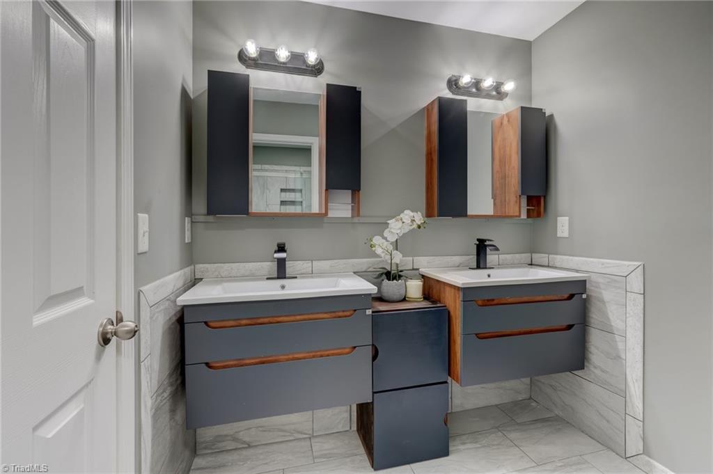 3530 Sagedale Court High Point, NC 27265 - Photo 24 of 31 2nd floor hall bath