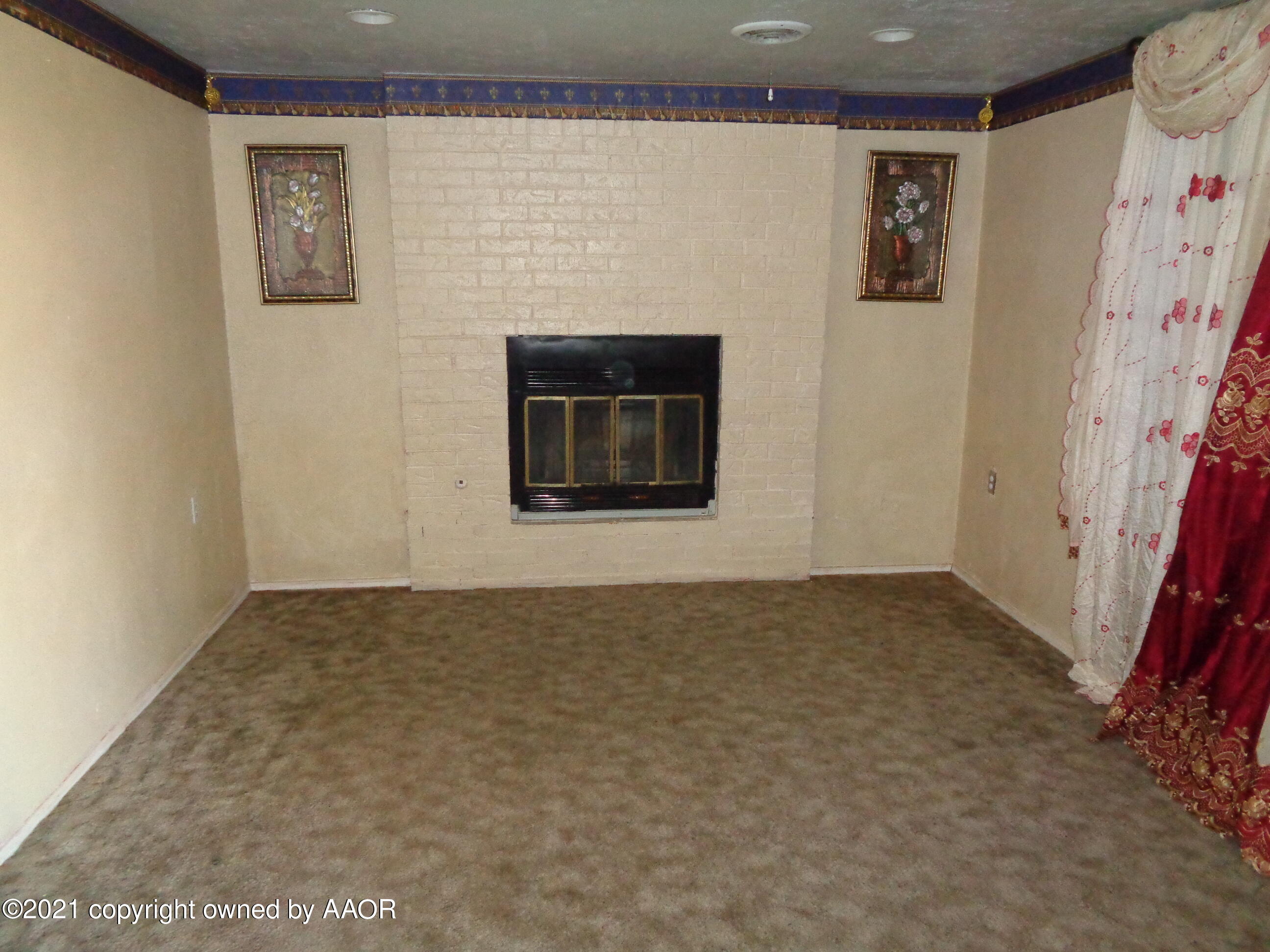 4405 South Austin Street Amarillo, TX 79110 - Photo 3 of 37 an empty room with windows