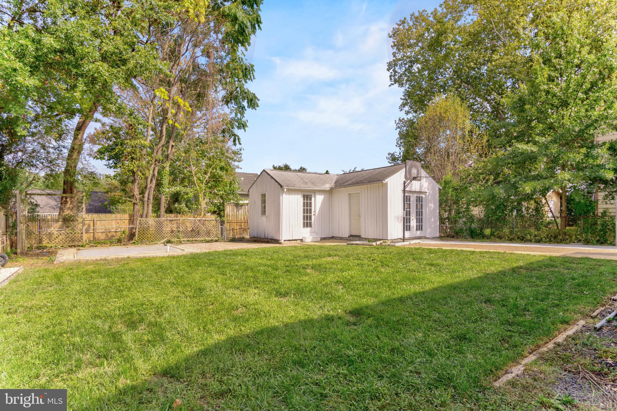 3106 Burgundy Road Alexandria, VA 22303 - Photo 21 of 24 a view of a house with backyard and garden