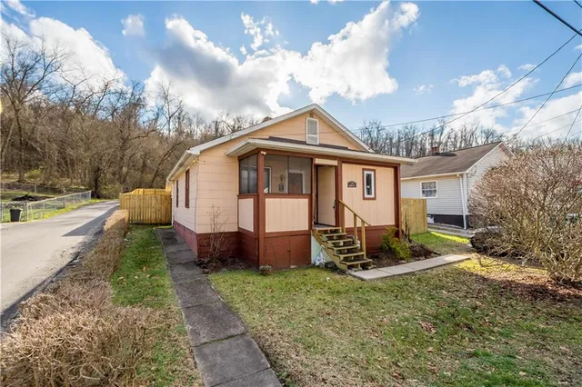 a view of a house with backyard