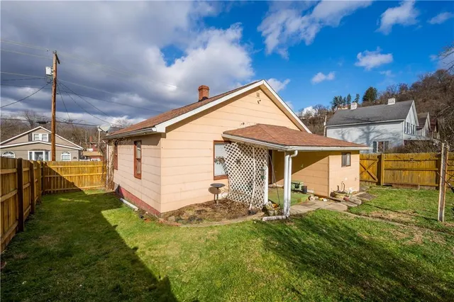 a view of a house with backyard