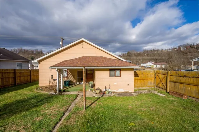 a view of a house with backyard