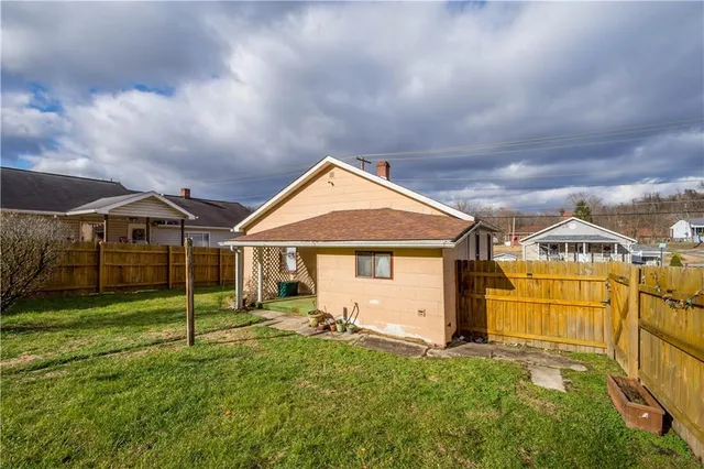 a view of a yard in front of house