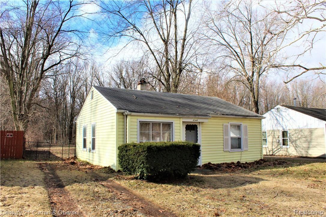 Well maintained ranch home located on a deep 257ft lot! 