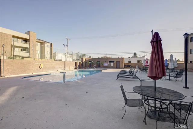 a view of a yard of the house