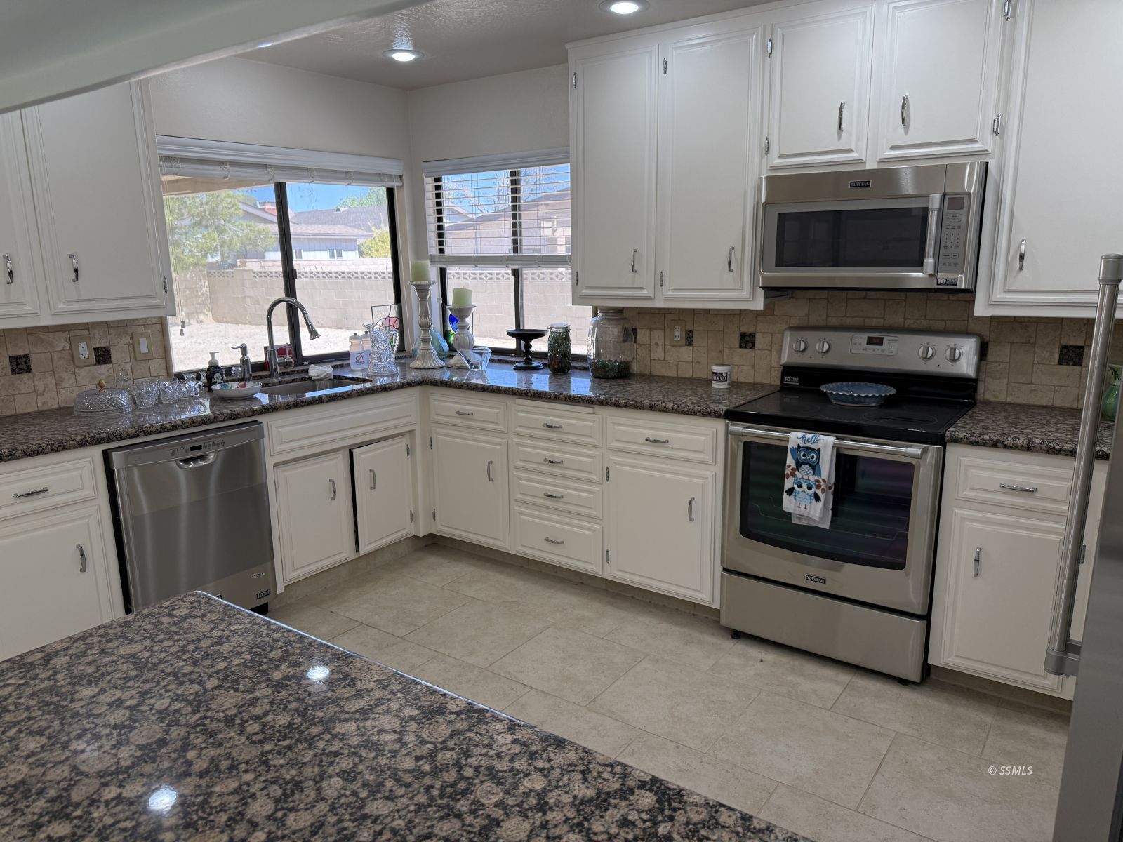 912 Randall Street Ridgecrest, CA 93555 - Photo 7 of 29