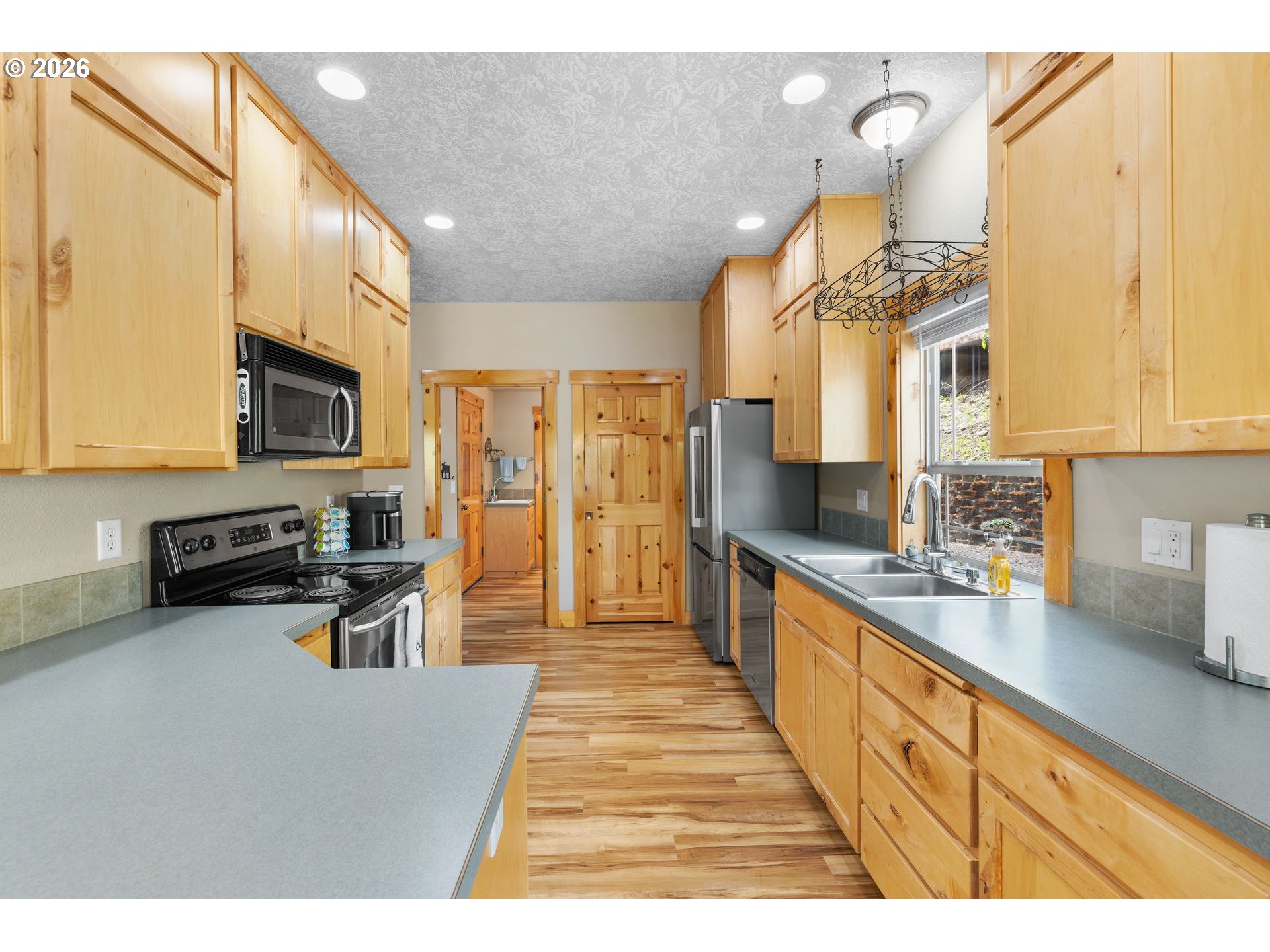 210 Southeast Whitten Road Mill City, OR 97360 - Photo 19 of 48