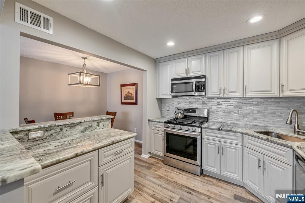 430 Poets Way, Unit 430 Mahwah, NJ 07430 - Photo 11 of 26