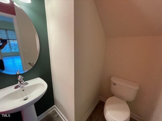 8203 Saltwood Place Raleigh, NC 27617 - Photo 21 of 24 a bathroom with a toilet sink and mirror