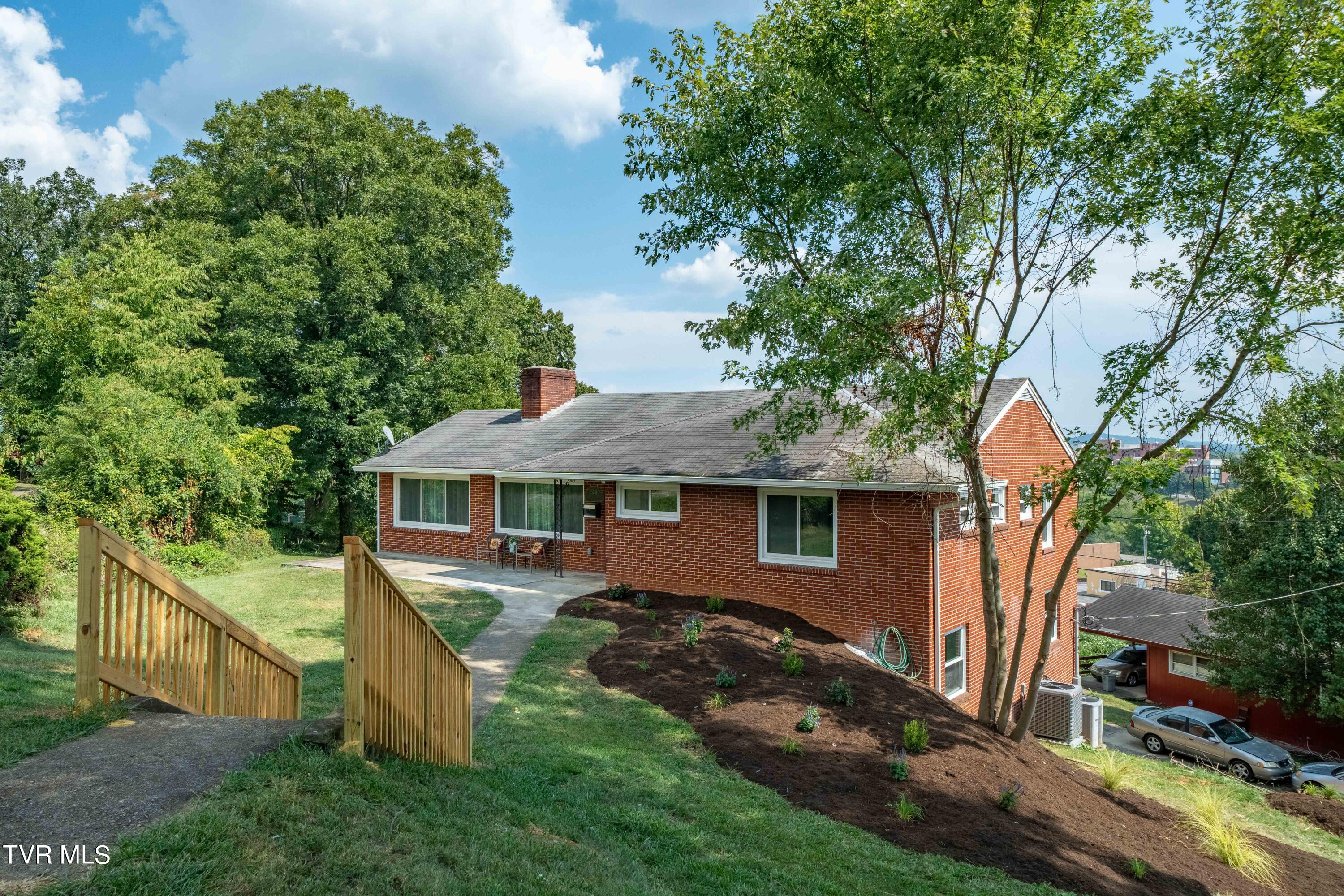 529 Bays View Road Kingsport, TN 37660 - Photo 3 of 52 529 Bays View Rd (1 of 52)