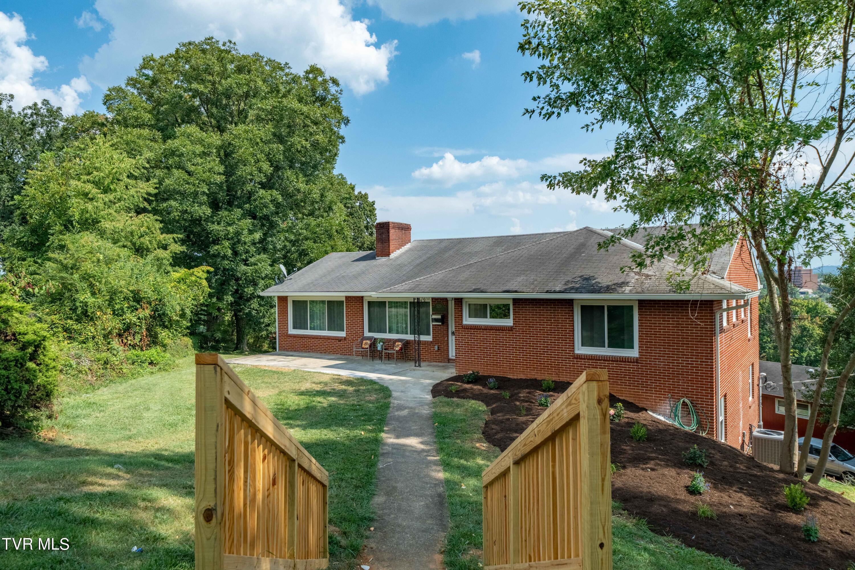 529 Bays View Road Kingsport, TN 37660 - Photo 4 of 52 529 Bays View Rd (2 of 52)