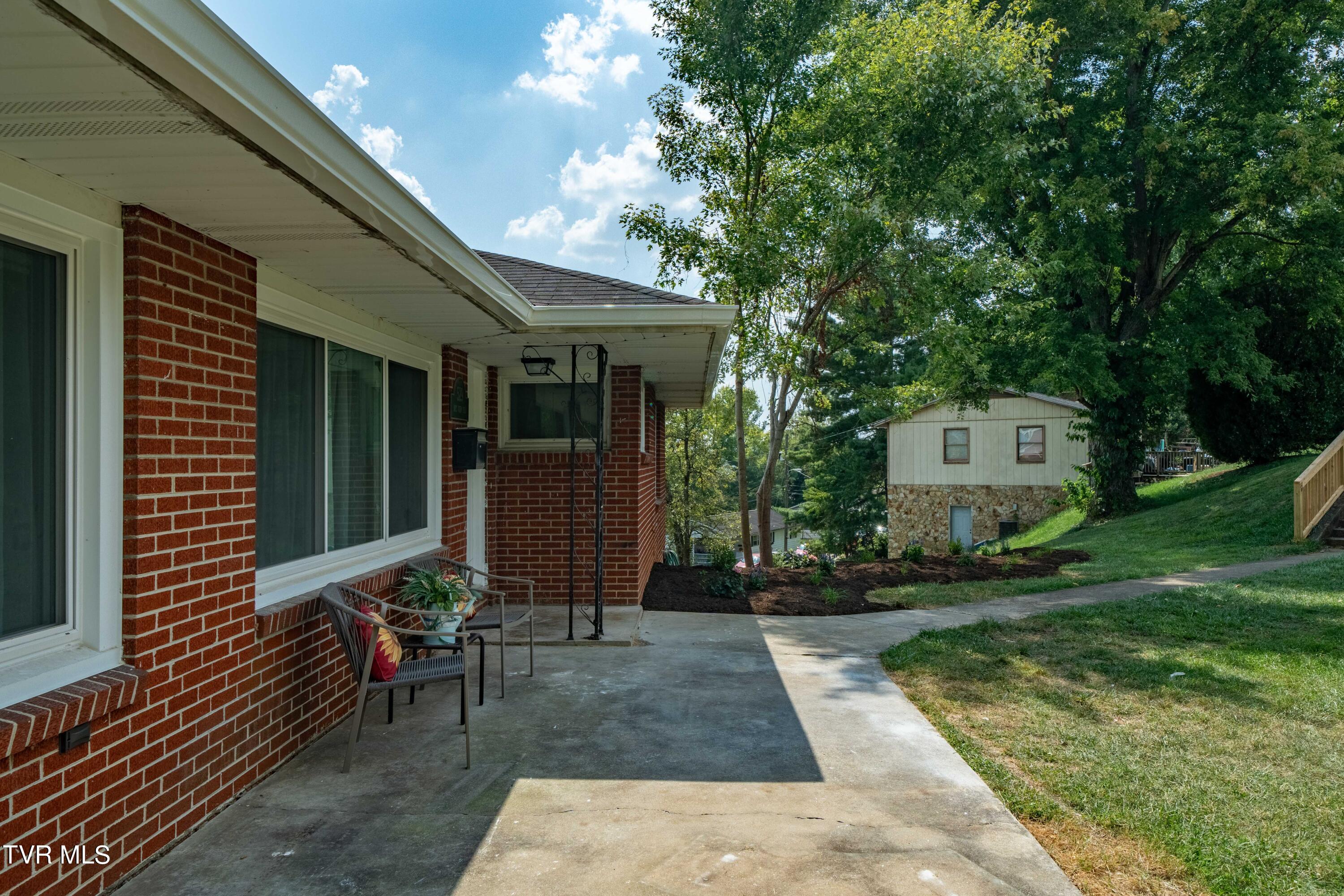 529 Bays View Road Kingsport, TN 37660 - Photo 9 of 52 529 Bays View Rd (8 of 52)