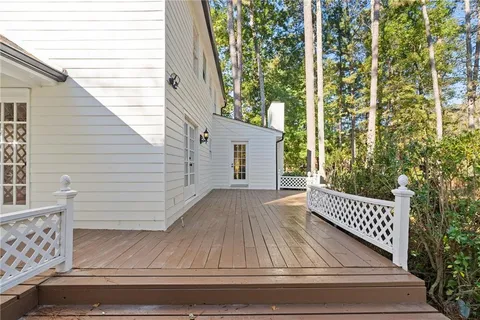 a view of a house with backyard and trees