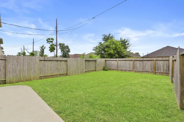 a view of a house with backyard and garden
